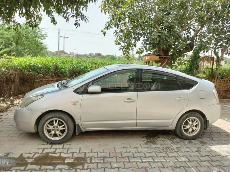 Toyota Prius 2010 for Sale in Burewala Image-1