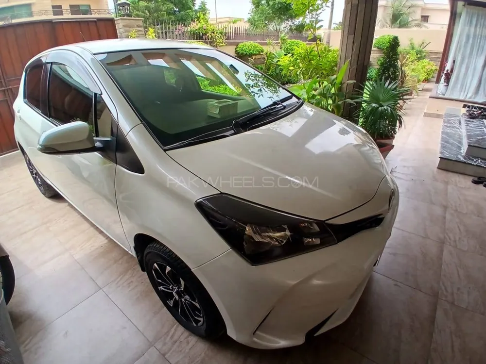 Toyota Vitz 2015 for Sale in Karachi Image-1