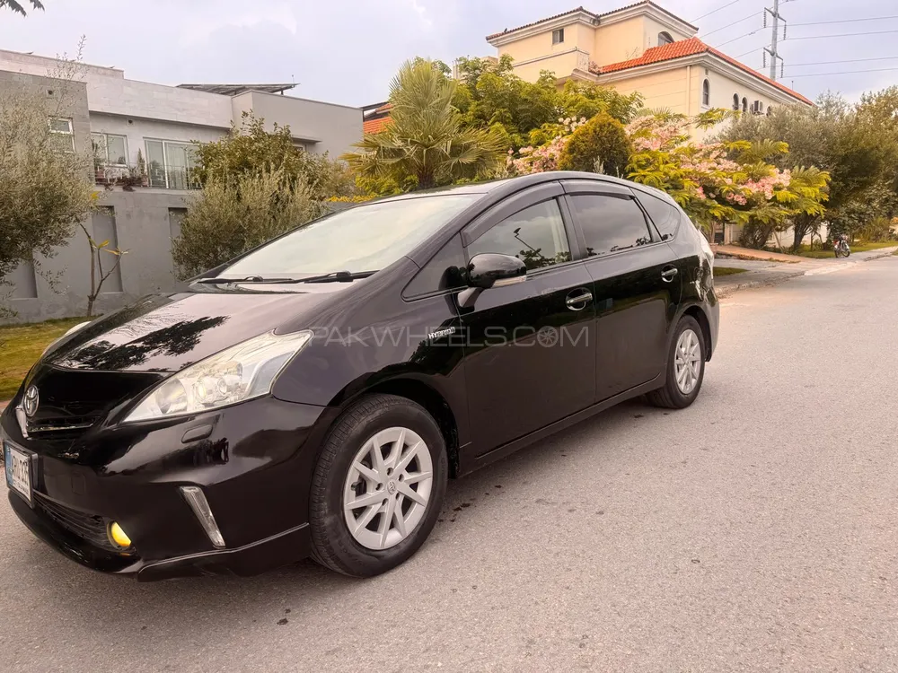 Toyota Prius Alpha 2014 for Sale in Islamabad Image-1