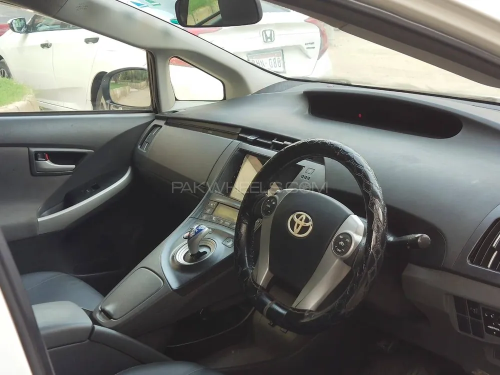 Toyota Prius 2011 for Sale in Islamabad Image-1