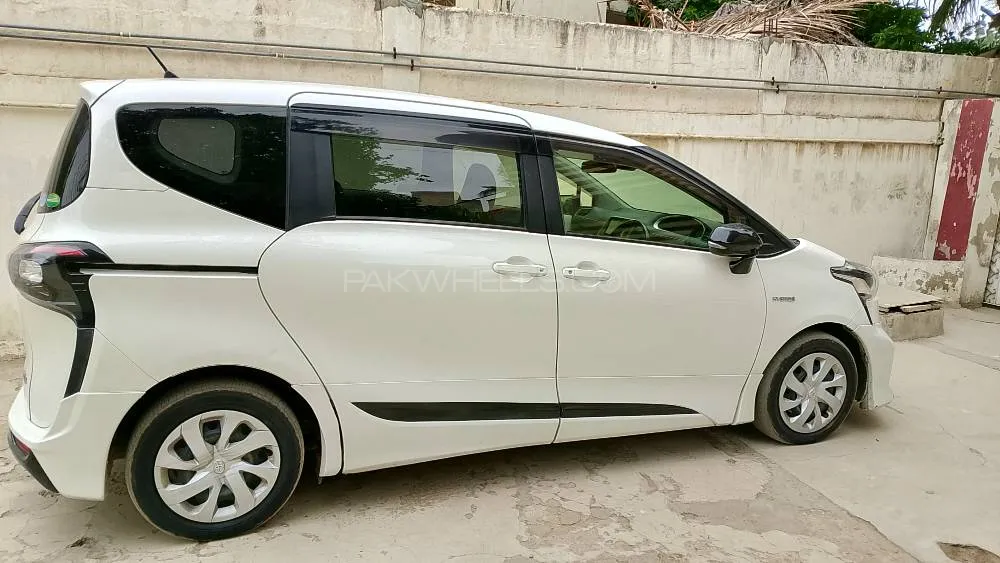 Toyota Sienta 2018 for Sale in Karachi Image-1