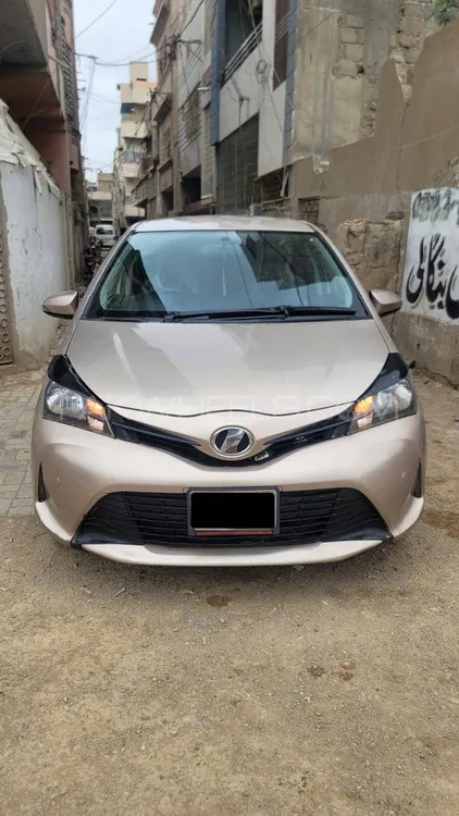 Toyota Vitz 2015 for Sale in Karachi Image-1