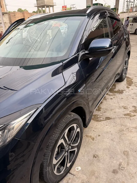 Honda Vezel 2024 for Sale in Peshawar Image-1