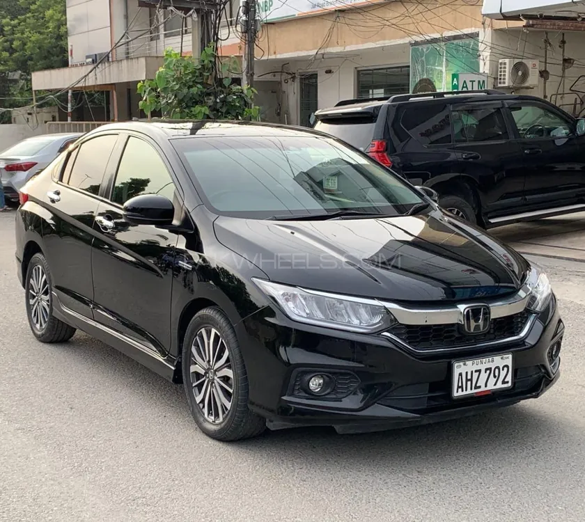 Honda Grace Hybrid 2019 for Sale in Lahore Image-1