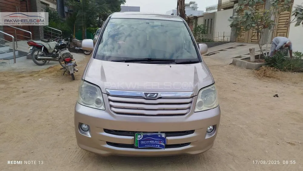 ٹویوٹا نوح 2004 for Sale in کراچی Image-1