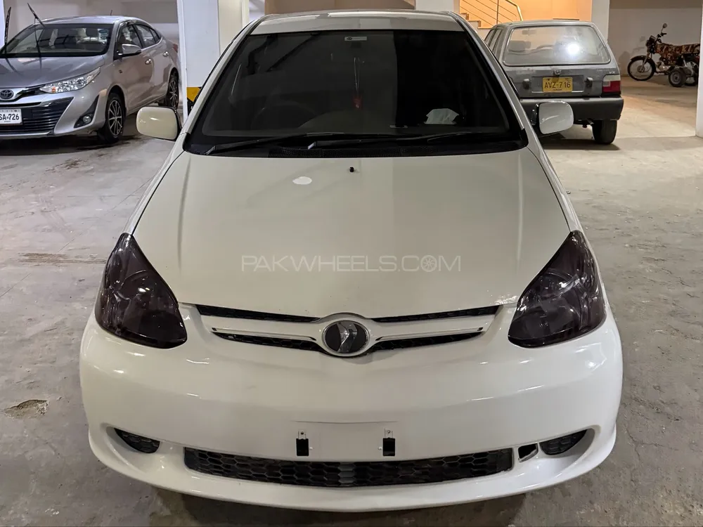 Toyota Platz 2004 for Sale in Karachi Image-1