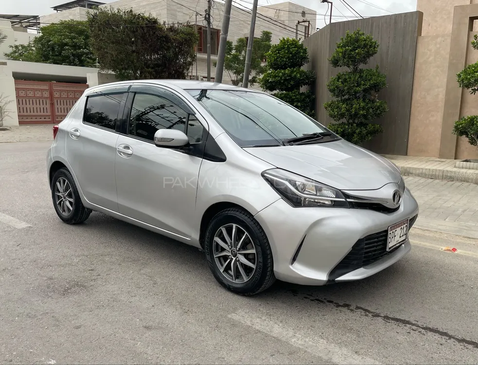 Toyota Vitz 2015 for Sale in Karachi Image-1