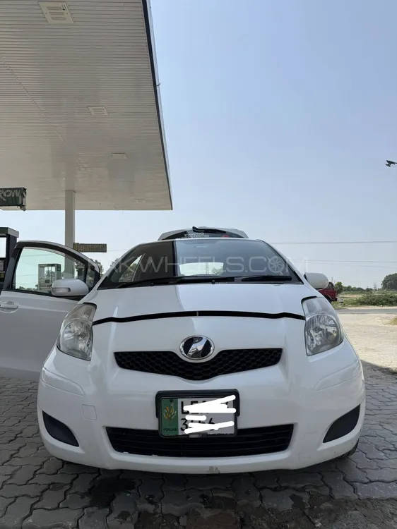 Toyota Vitz 2010 for Sale in Mian Wali Image-1