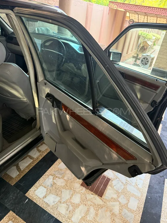 Mercedes Benz E Class 1986 for Sale in Peshawar Mercedes Benz E Class 1986 for Sale in Peshawar Image-6