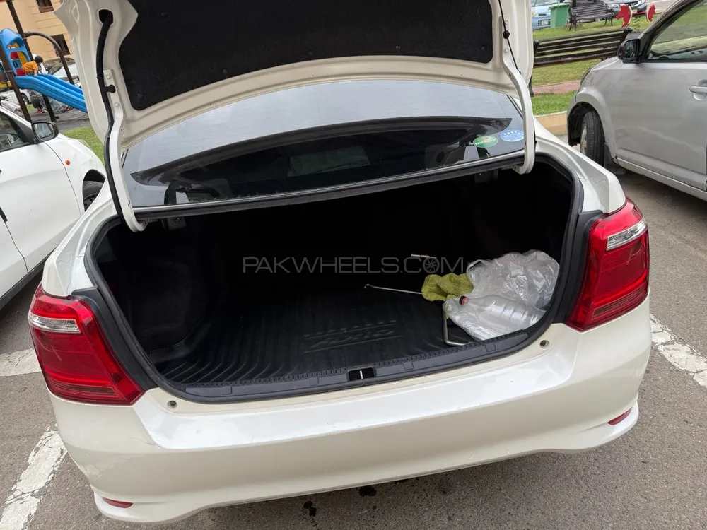 Toyota Corolla Axio 2016 for Sale in Karachi Image-1