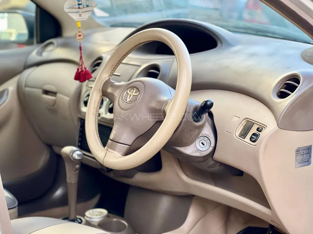 Toyota Platz 2005 for Sale in Karachi Image-1