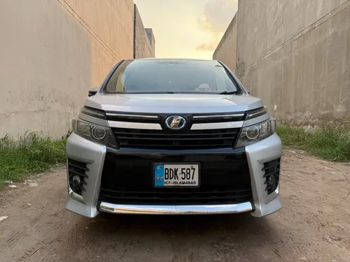 Toyota Voxy Hybrid X 2014