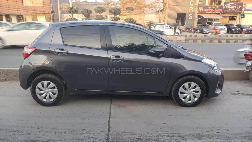 Toyota Vitz 2017 for Sale in Lahore Image-1