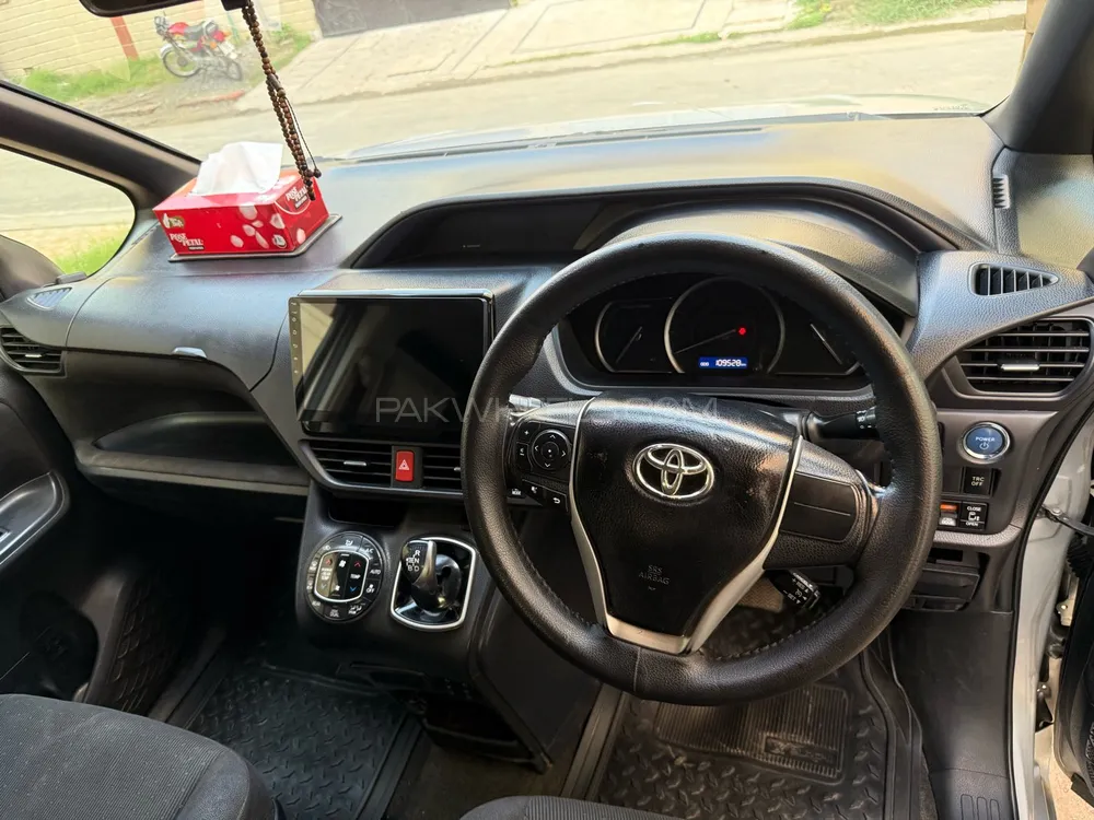 Toyota Voxy 2014 for Sale in Lahore Toyota Voxy 2014 for Sale in Lahore Image-7