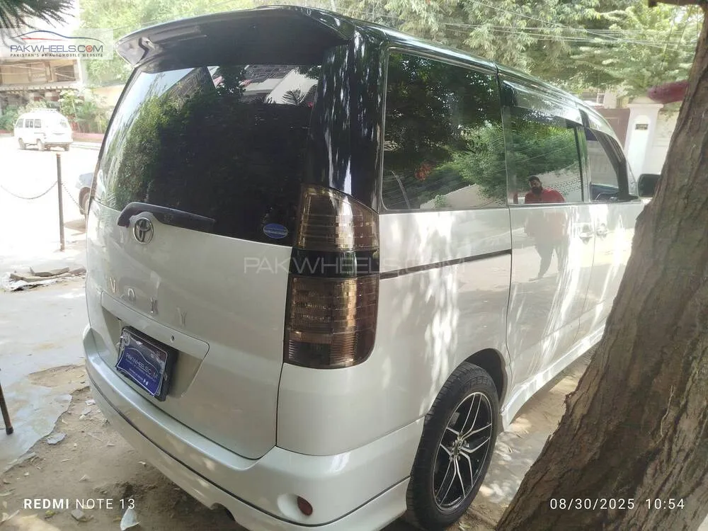 Toyota Voxy 2004 for Sale in Karachi Toyota Voxy 2004 for Sale in Karachi Image-4