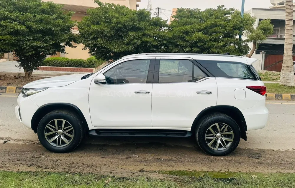 Toyota Fortuner 2017 for Sale in Larkana Image-1