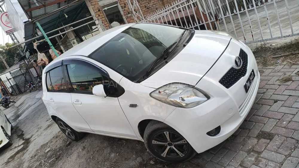 Toyota Vitz 2005 for Sale in Charsadda Image-1