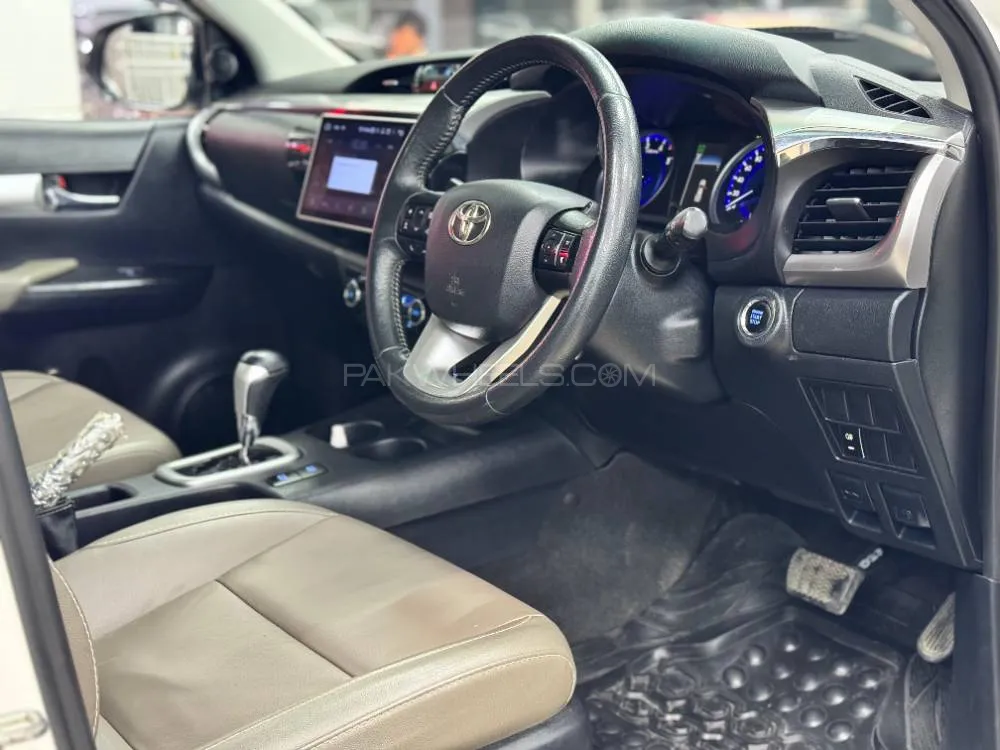 Toyota Hilux 2021 for Sale in Peshawar Toyota Hilux 2021 for Sale in Peshawar Image-9