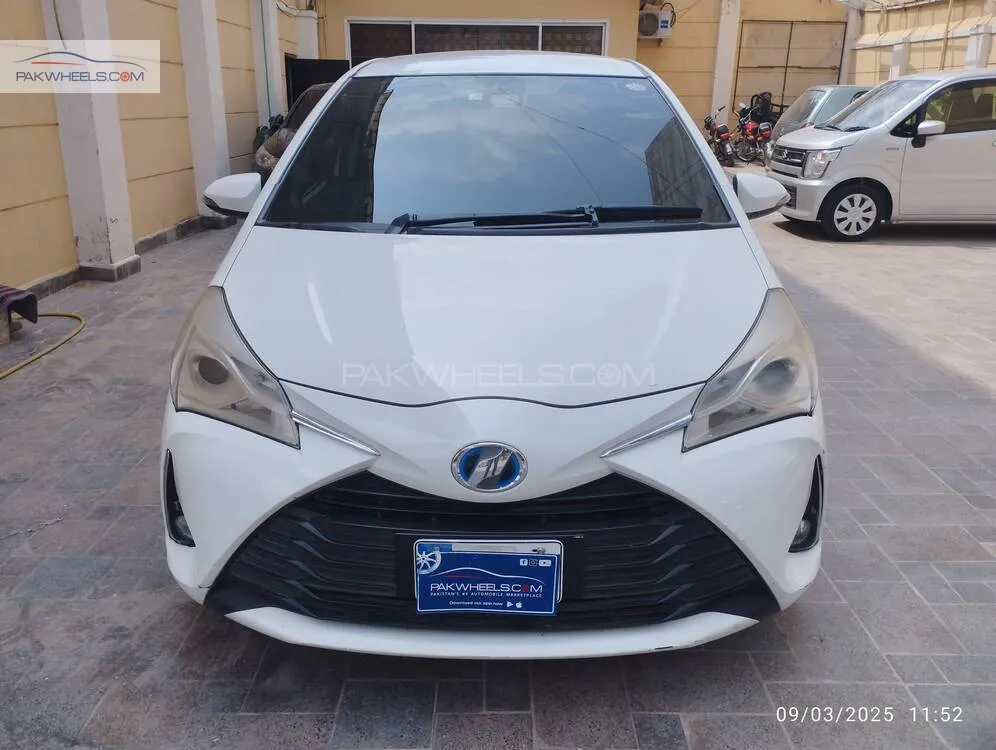 Toyota Vitz 2017 for Sale in Peshawar Image-1