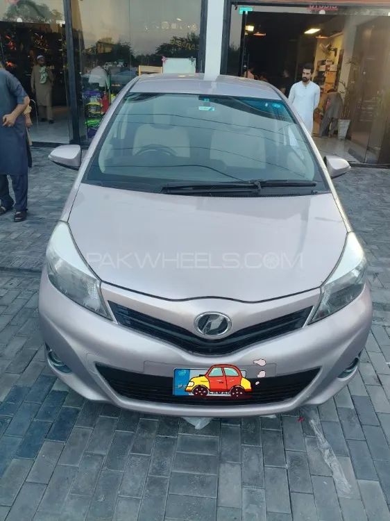 Toyota Vitz 2013 for Sale in Mardan Image-1