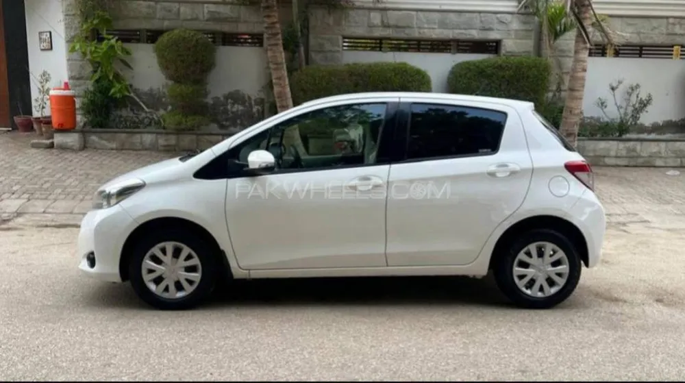 Toyota Vitz 2013 for Sale in Karachi Image-1
