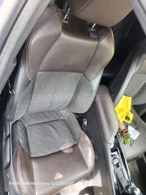 Toyota C-HR 2017 for Sale in Karachi Toyota C-HR 2017 for Sale in Karachi Image-12