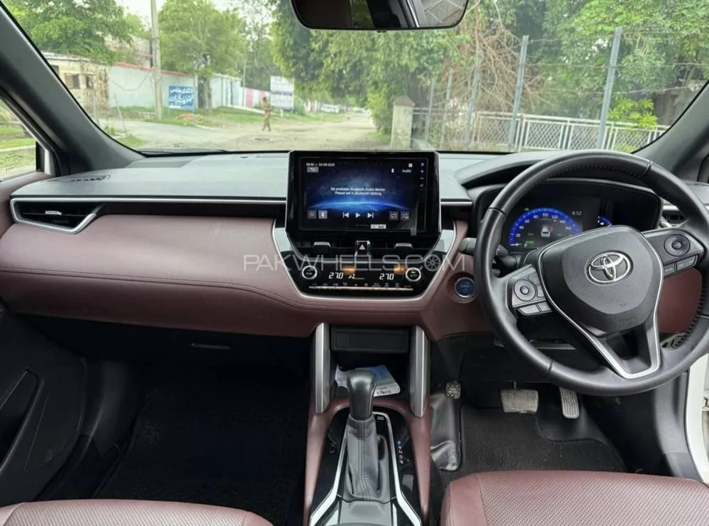 Toyota Corolla Cross 2024 for Sale in Lahore Toyota Corolla Cross 2024 for Sale in Lahore Image-8