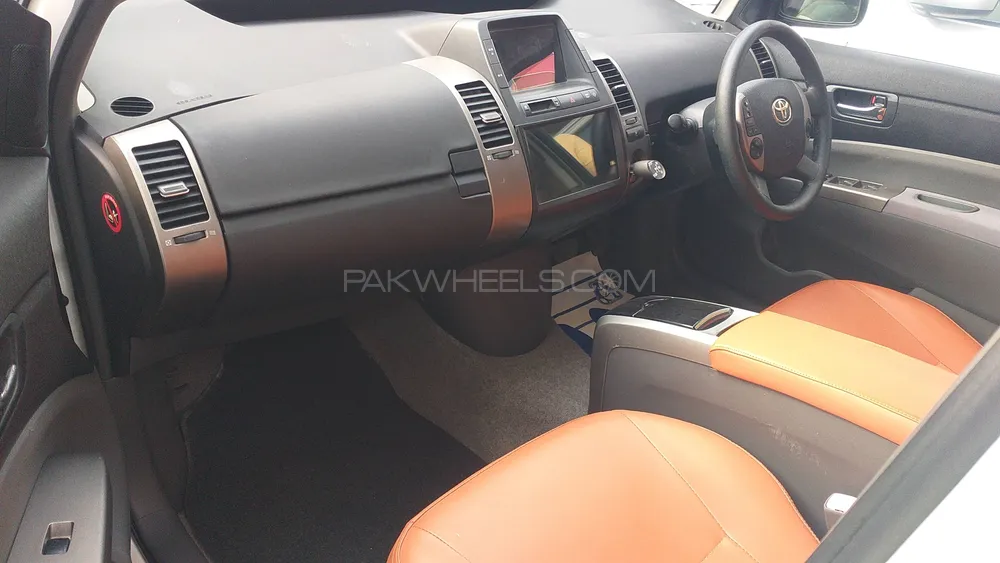 Toyota Prius 2011 for Sale in Karachi Toyota Prius 2011 for Sale in Karachi Image-8