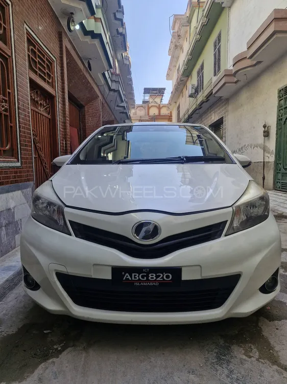 Toyota Vitz 2013 for Sale in Peshawar Image-1