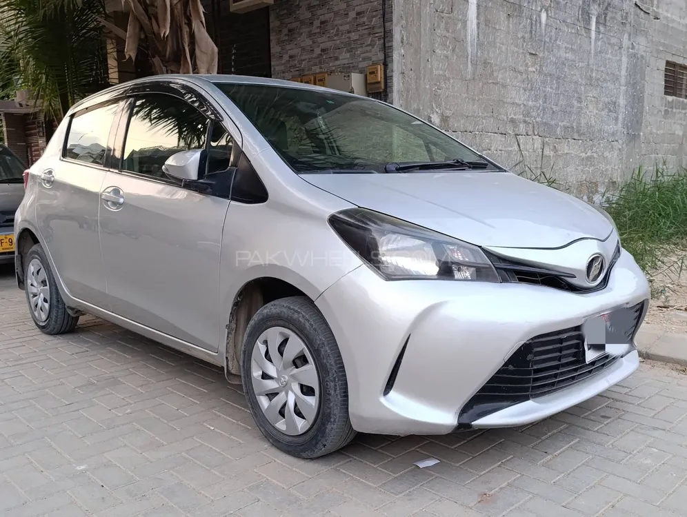 Toyota Vitz 2015 for Sale in Karachi Image-1