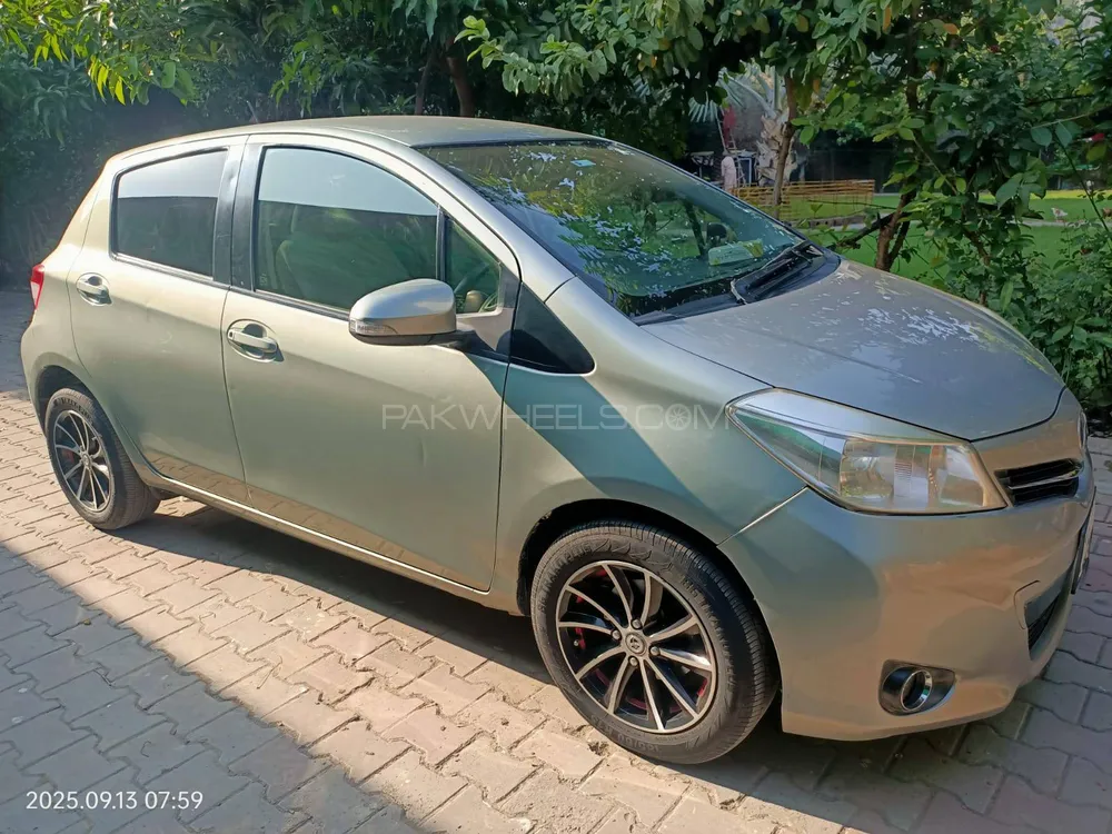 Toyota Vitz 2013 for Sale in Lahore Image-1