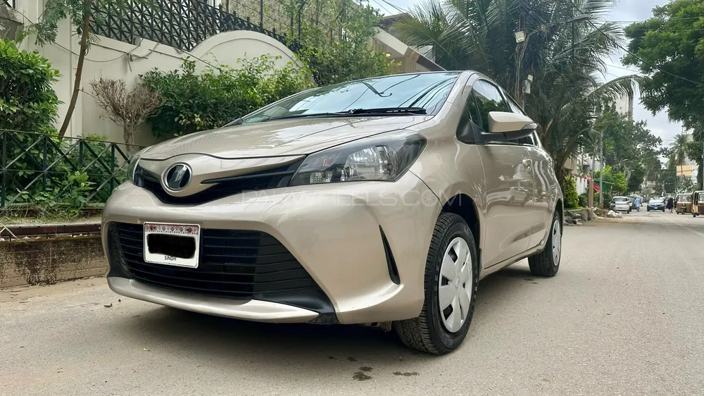 Toyota Vitz 2015 for Sale in Karachi Image-1