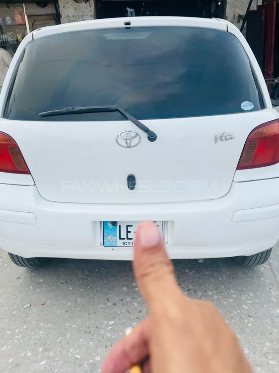 Toyota Vitz 2004 for Sale in Mardan Image-1