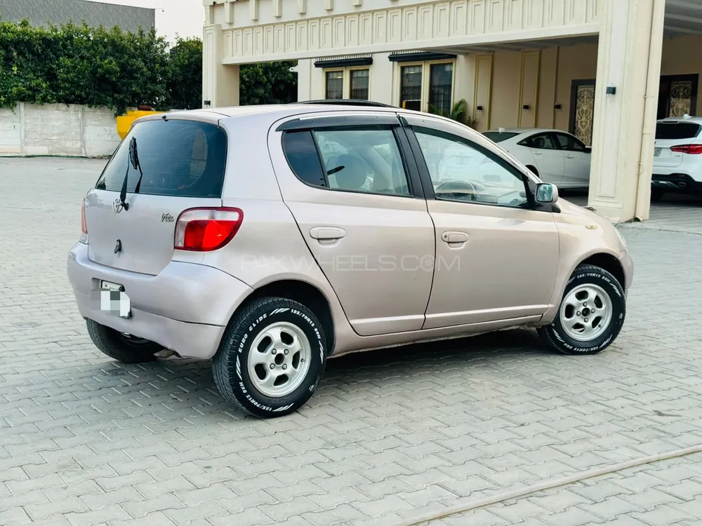 Toyota Vitz 2000 for Sale in Islamabad Image-1