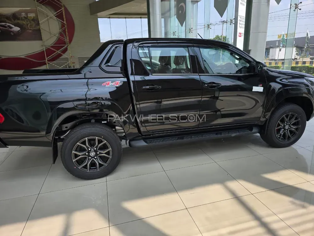 Toyota Hilux 2025 for Sale in Lahore Image-1