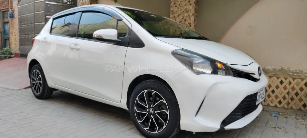 Toyota Vitz 2016 for Sale in Jhang Image-1