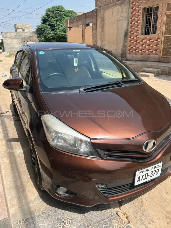 Toyota Vitz 2013 for Sale in Okara Image-1