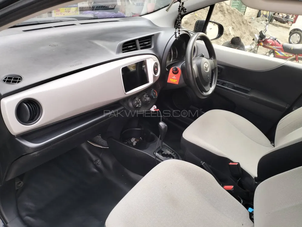 Toyota Vitz 2013 for Sale in Lahore Image-1