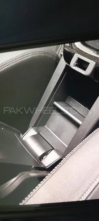 Honda Vezel 2015 for Sale in Abbottabad Honda Vezel 2015 for Sale in Abbottabad Image-4