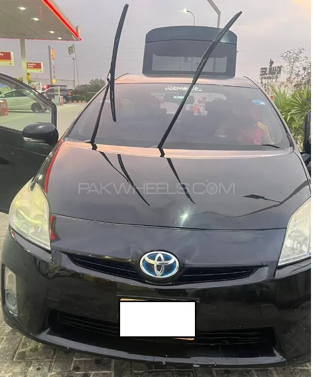 Toyota Prius Alpha 2015 for Sale in Karachi Image-1
