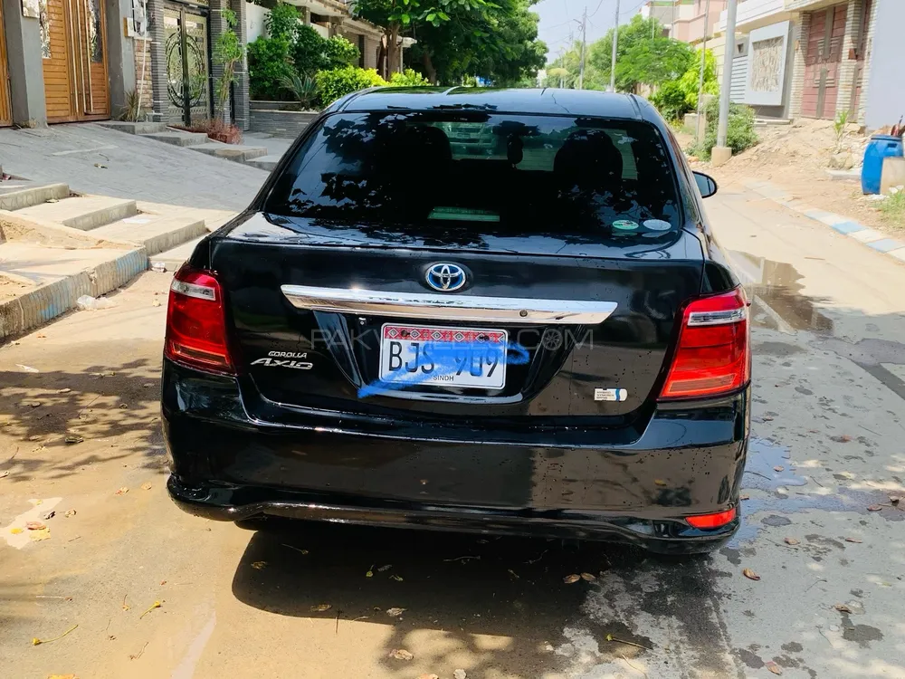 Toyota Corolla Axio 2015 for Sale in Karachi Image-1