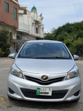 Toyota Vitz F 1.0 2013