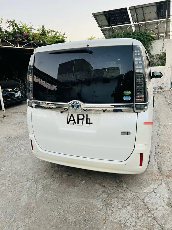Toyota Voxy 2016 for Sale in Peshawar Toyota Voxy 2016 for Sale in Peshawar Image-2