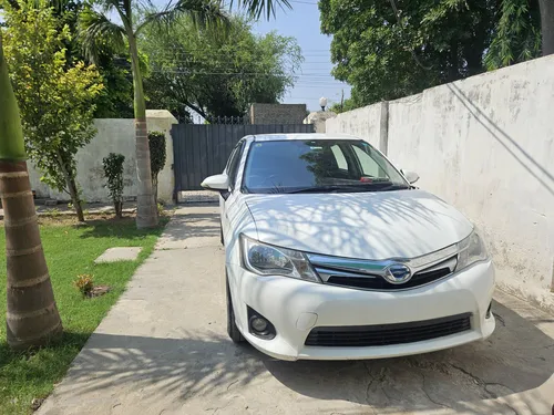 Toyota Corolla Axio Hybrid 1.5 2013