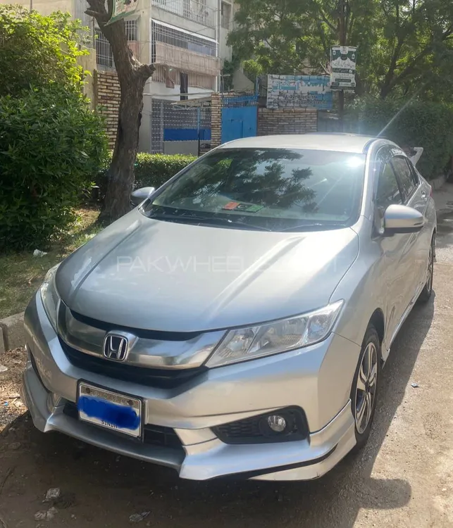 Honda Grace Hybrid 2015 for Sale in Karachi Image-1