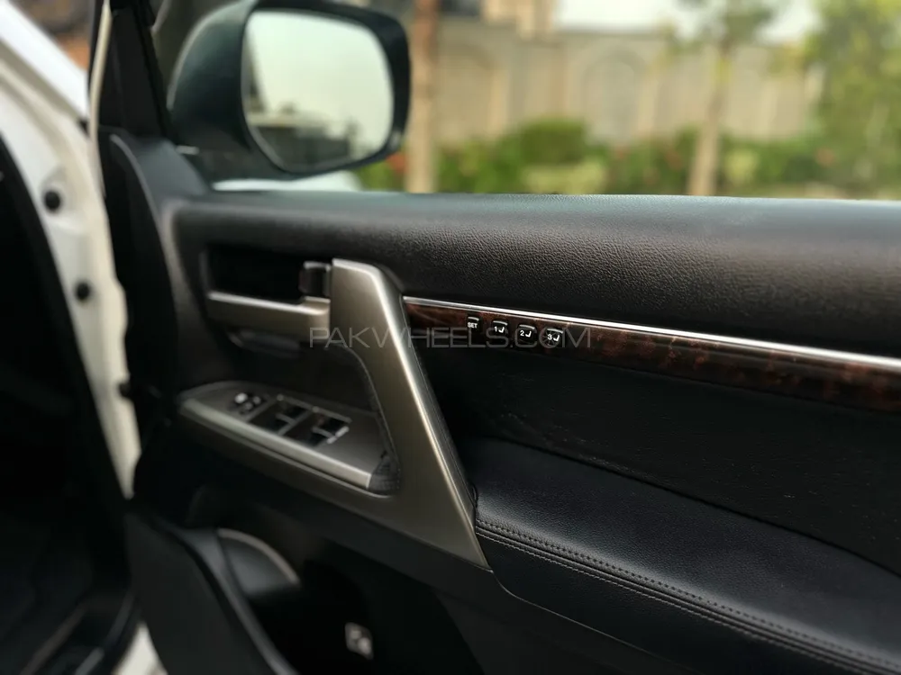 Toyota Land Cruiser 2010 for Sale in Lahore Toyota Land Cruiser 2010 for Sale in Lahore Image-10