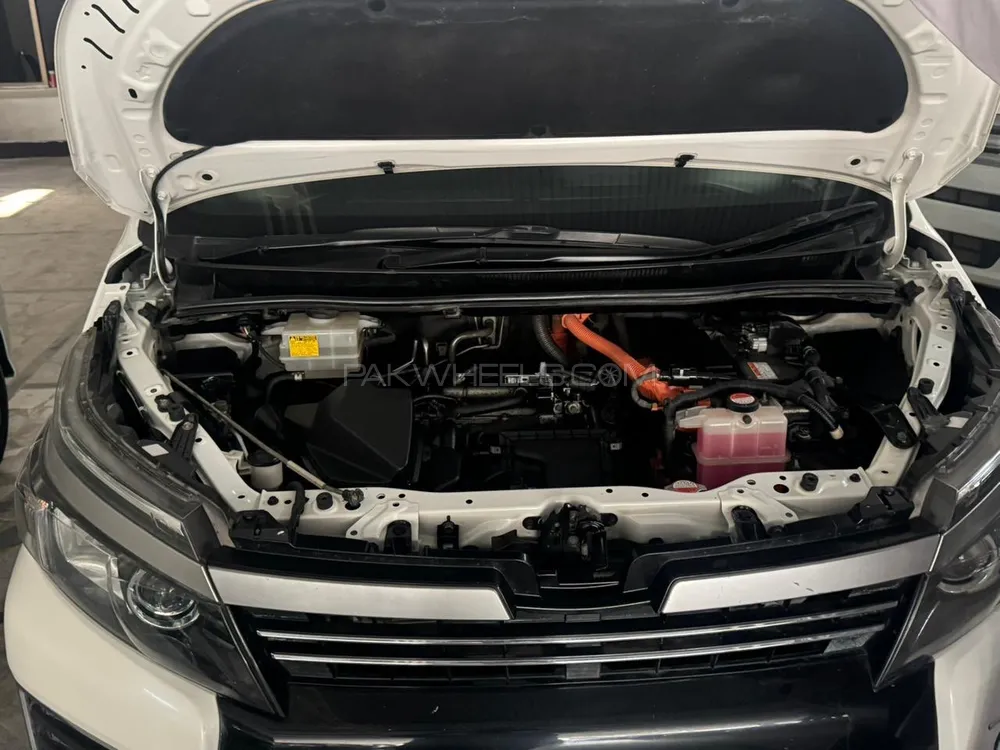 Toyota Voxy 2016 for Sale in Peshawar Toyota Voxy 2016 for Sale in Peshawar Image-4