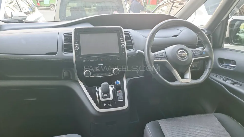Nissan Serena 2018 for Sale in Peshawar Nissan Serena 2018 for Sale in Peshawar Image-6