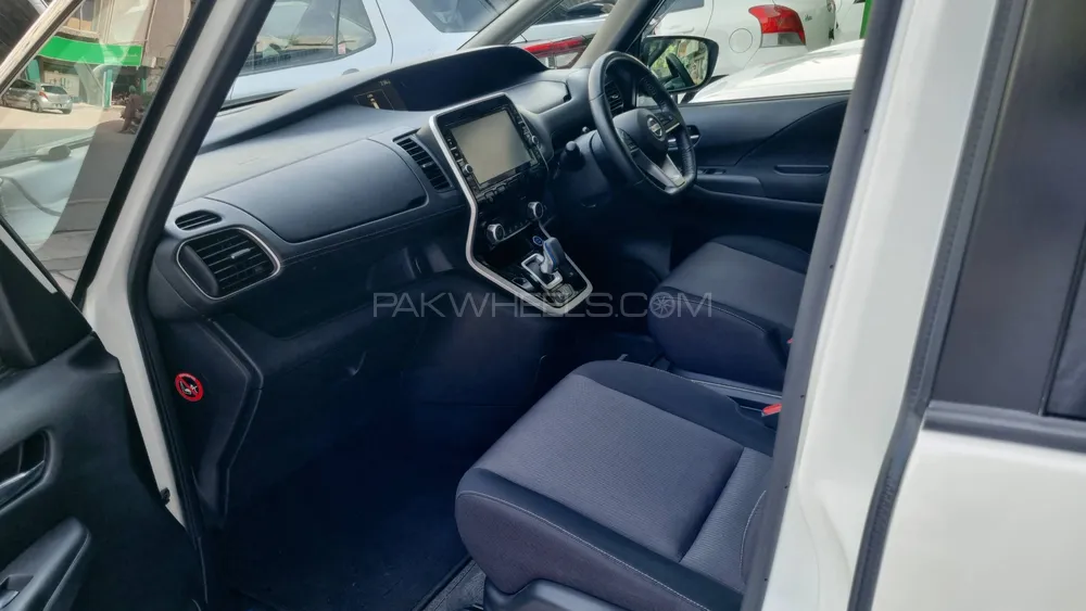 Nissan Serena 2018 for Sale in Peshawar Nissan Serena 2018 for Sale in Peshawar Image-5