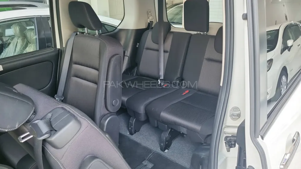 Nissan Serena 2018 for Sale in Peshawar Nissan Serena 2018 for Sale in Peshawar Image-4